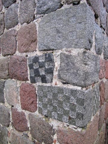 Schachbrettsteine an der Kirche in Grunow (MOL)